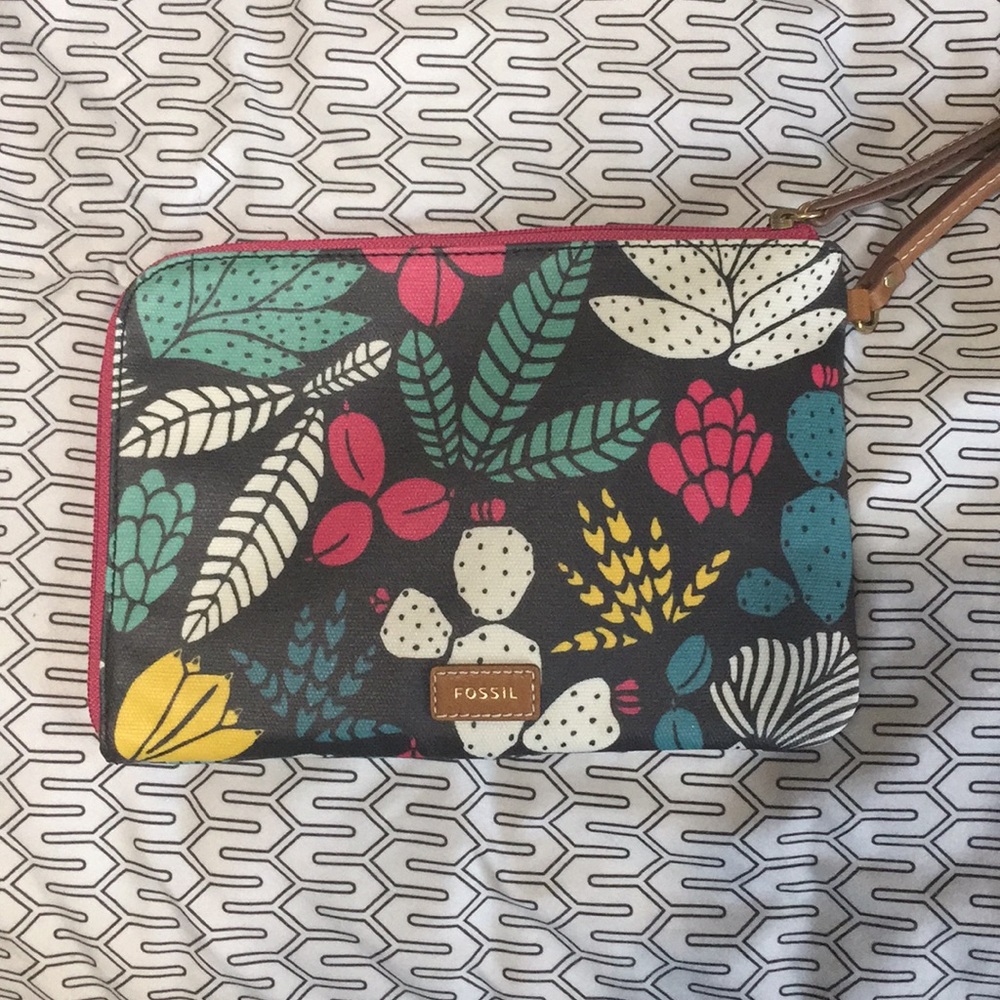 NWT Fossil clutch with wrist strap